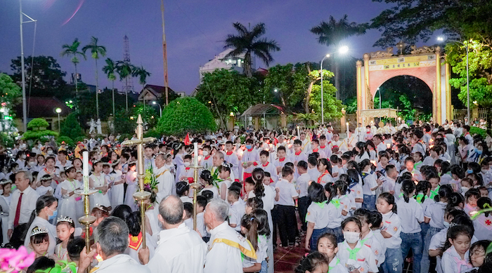 Quần Phương cung nghinh Thánh Thể