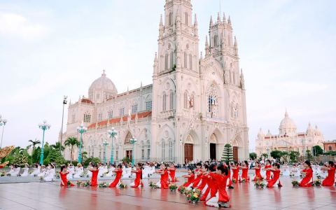 Ca đoàn Hát Hoa Kiên Lao mừng quan thầy