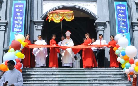 Lễ tạ ơn  khánh thành nhà thờ và đón sắc phong lên giáo họ