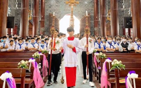 Thịnh Long: Lớp Hiệp sĩ rước lễ trọng thể