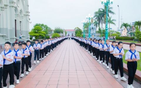 202 thiếu nhi Kiên Lao Rước lễ Lần đầu