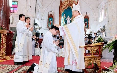 Lễ phong chức linh mục cho 4 phó tế