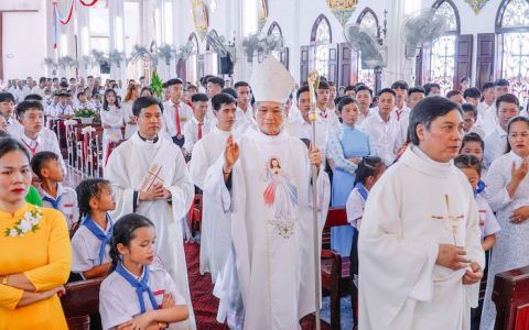Phạm Rỵ: 56 em thiếu nhi Thêm sức