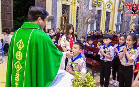 Thánh Danh: 40 em xưng tội, rước lễ lần đầu