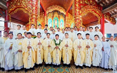 Cha mới Laurensô Vũ Văn Trình, MF dâng lễ mở tay