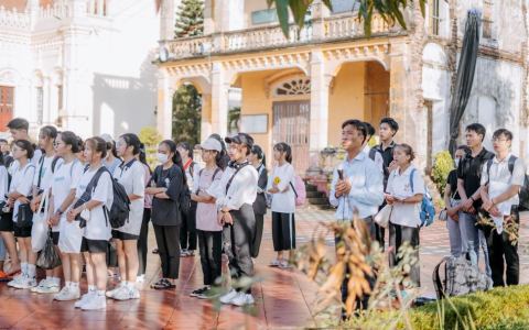 Hành trình nhiệm màu