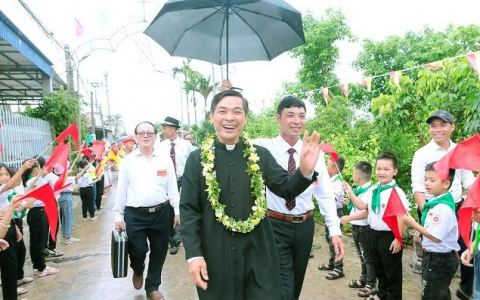 Trung Phương đón Cha xứ tiên khởi