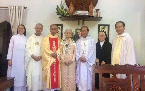 An táng bà cố 101 tuổi, có 5 người con đi tu