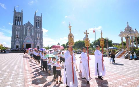 Định Hải mừng kính Đức Maria hồn xác lên trời