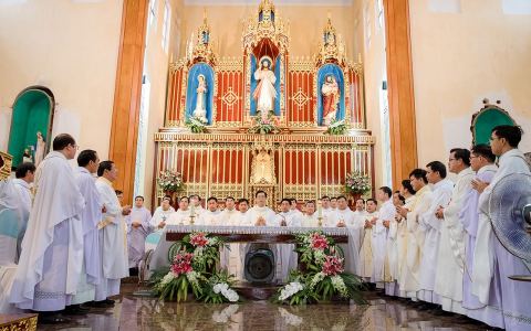 Quần Vinh đón cha xứ mới Vinhsơn Lê Quang Hiệp