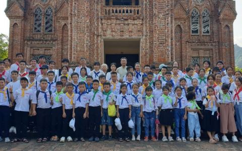 Nam Điền: Lễ sinh và ca đoàn thăm Châu Sơn