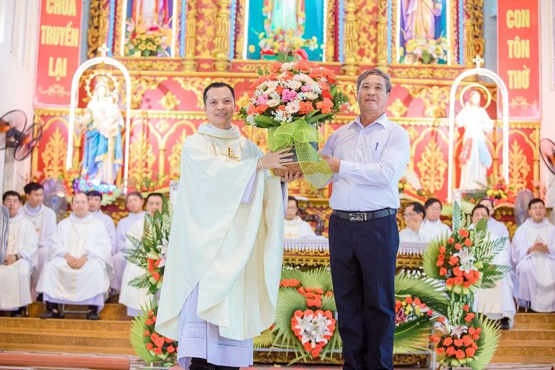 Phương Lạc: Thánh lễ nhận chức tân chánh xứ