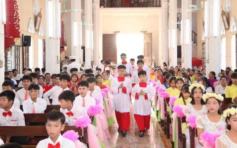 26 thiếu nhi rước lễ lần đầu & 15 rước lễ bao đồng