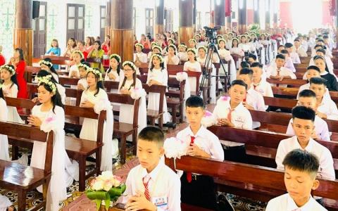 Trung Linh: Thánh lễ ban bí tích Thêm sức