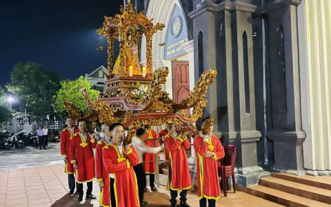 Nam Điền thực hành tháng Mân Côi