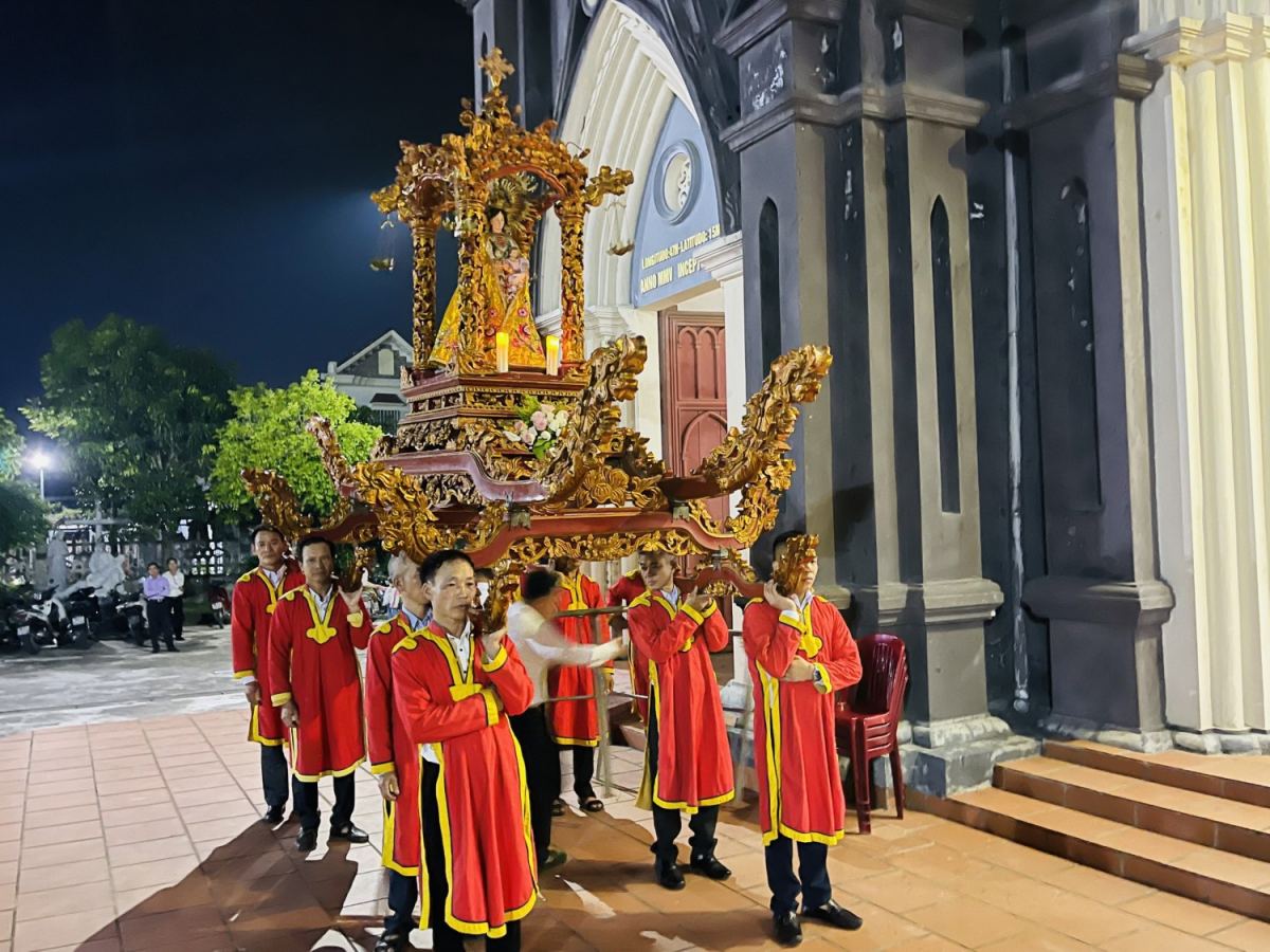 Nam Điền thực hành tháng Mân Côi
