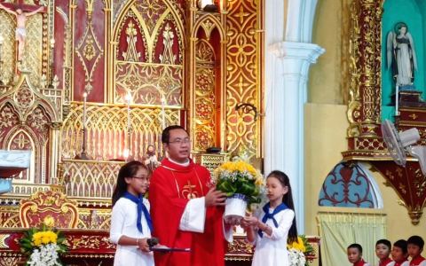 Thiếu nhi Nam Điền mừng quan thầy