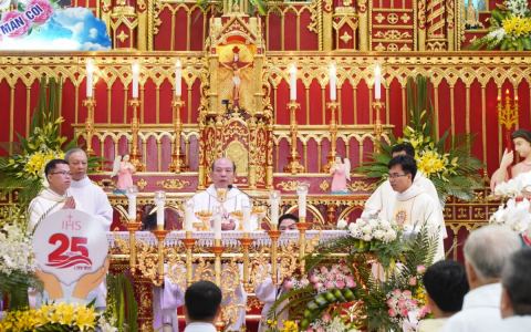 Cha xứ Thánh Thể tạ ơn ngân khánh linh mục