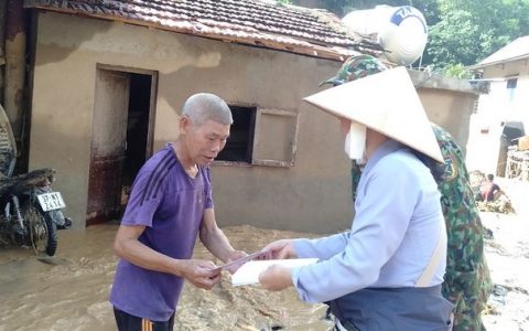 Caritas Vinh hỗ trợ cho người dân trong cơn bão lũ