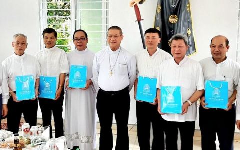 Cha Đaminh Phạm Văn Hồng mừng 25 năm LM