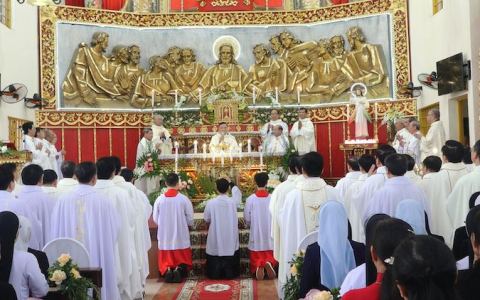 Cha Giuse Hoàng Minh Tới mừng 25 năm linh mục
