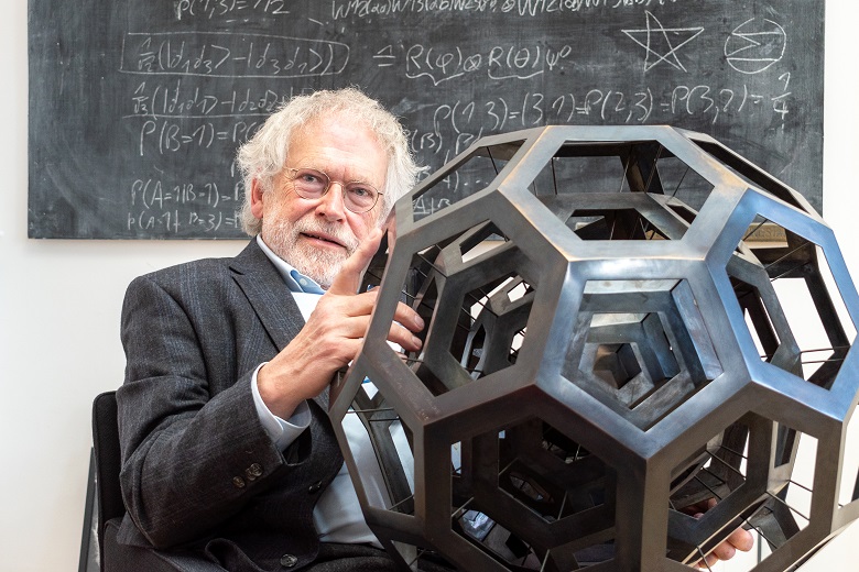 zeilinger with sculpture by voss andreae
