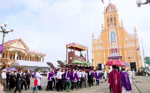 Thánh lễ An táng và chôn cất Cha cố Vinh Sơn