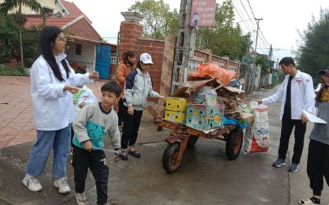 Thiếu nhi Nam Điền biến phế liệu thành quà tặng