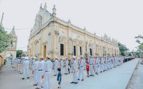 An Bài chầu Thánh Thể thay mặt giáo phận