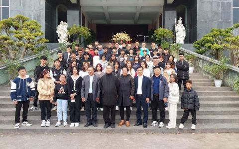 Giới trẻ Nam Điền chúc tuổi mới Đức Cha Tôma