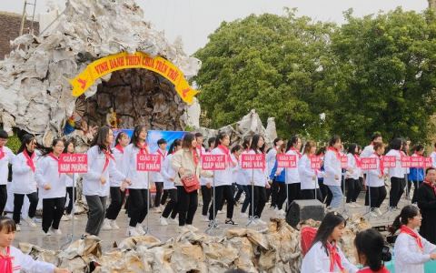 Giáo lý viên giáo hạt Tứ Trùng kính quan thầy