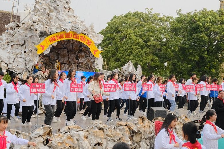 Giáo lý viên giáo hạt Tứ Trùng kính quan thầy