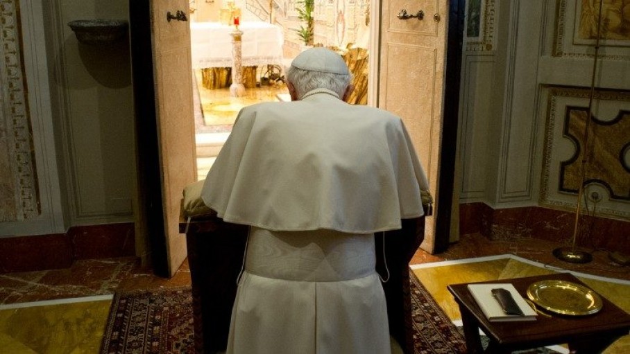 benedetto xvi in preghiera