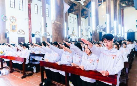 Gần 1000 huynh trưởng thiếu nhi tuyên hứa