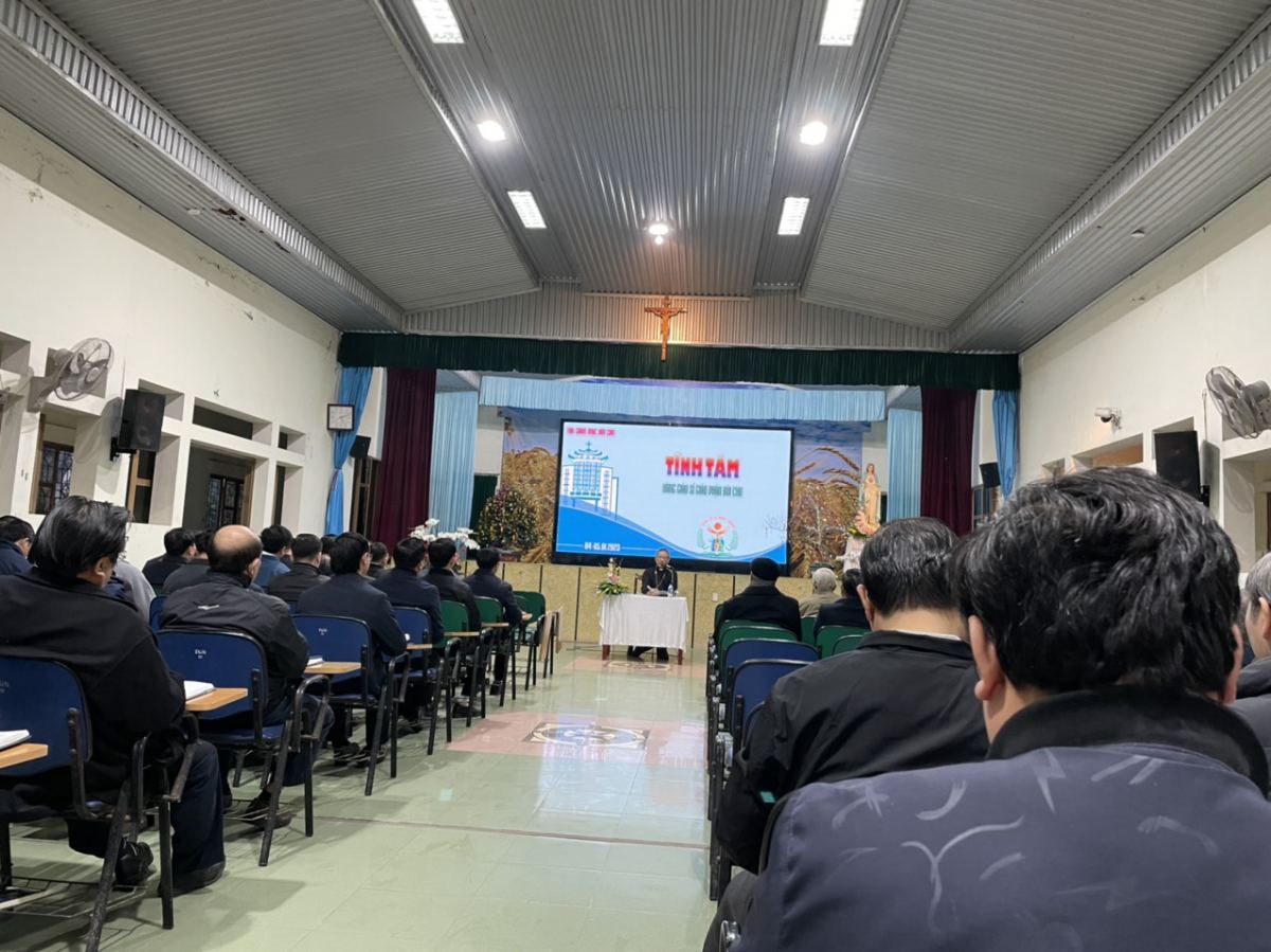 Linh mục đoàn Bùi Chu tĩnh tâm và tất niên