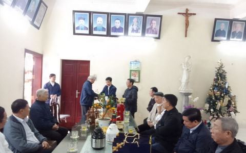 Giáo sĩ hạt Phú Nhai thăm quý cha nhà hưu