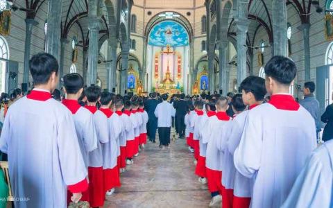 Giáo xứ Cổ Ra chầu Thánh Thể năm 2023