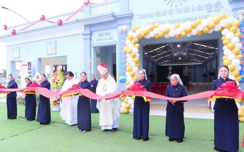Tu viện Thăm Viếng khánh thành nhà cho người già