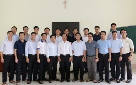 Tân GM Phó Gp. Cần Thơ với các Chủng sinh Bùi Chu