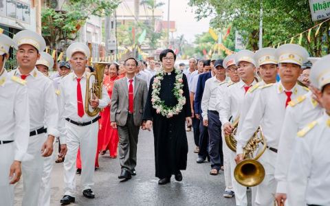 Giáo xứ Âm Sa đón cha xứ mới