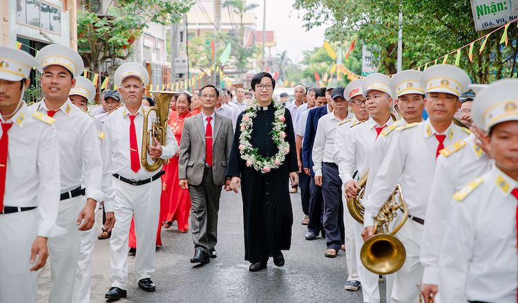 Giáo xứ Âm Sa đón cha xứ mới