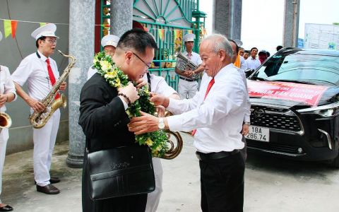 Hoà Định đón cha Giuse tân chánh xứ