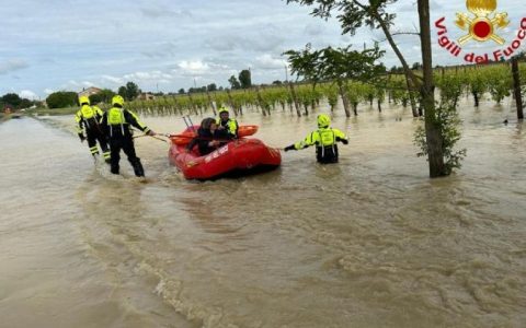 ĐTC hiệp thông với các nạn nhân lũ lụt ở Bắc Ý