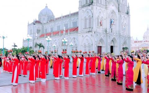 Gx Kiên Lao giã hoa mừng lễ Mẹ Thăm Viếng