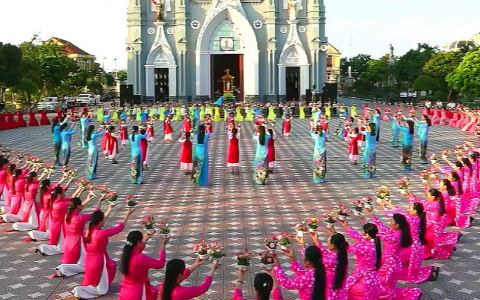 Giáo xứ Định Hải dâng hoa kính Đức Mẹ