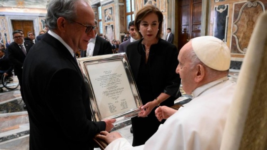 gli omaggi a papa francesco nelludienza in vaticano
