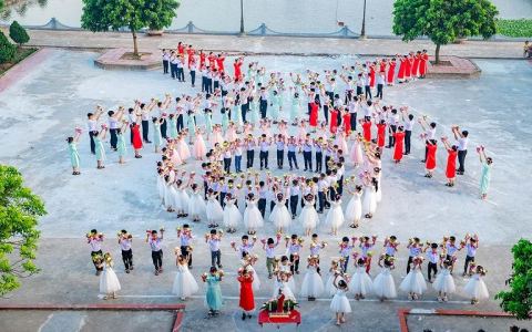 Thiếu nhi 3 Gx. miền Âm Sa dâng hoa kính Thánh Tâm