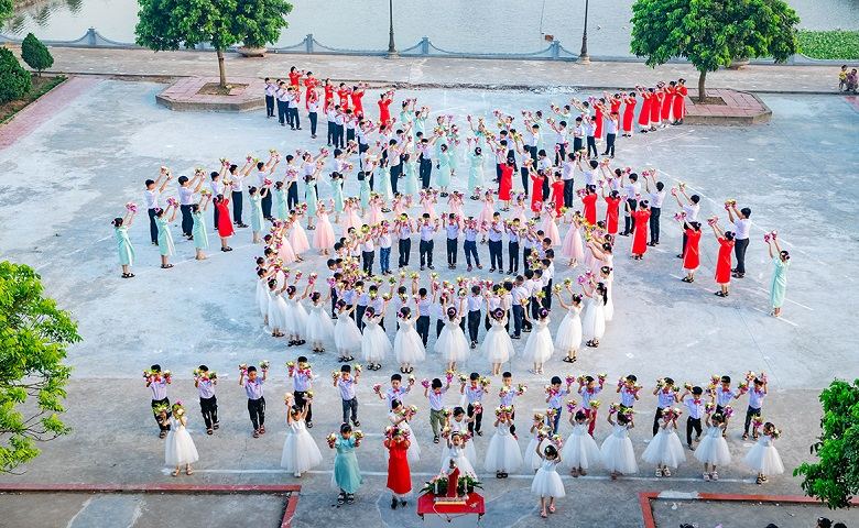 Thiếu nhi 3 Gx. miền Âm Sa dâng hoa kính Thánh Tâm