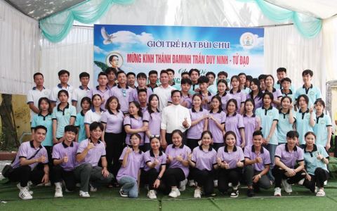 Giới trẻ giáo hạt Bùi Chu mừng quan thầy