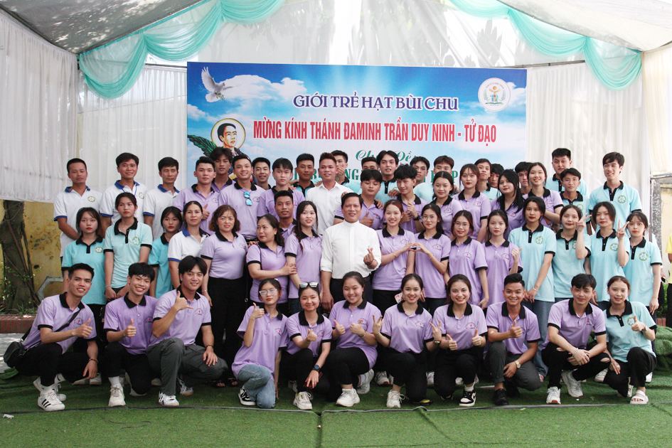 Giới trẻ giáo hạt Bùi Chu mừng quan thầy